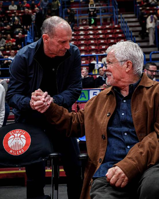 阿莱格里现身欧篮联赛观赛 与米兰球迷名宿交流