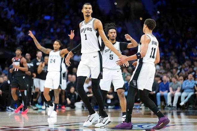 马刺力克76人重返60胜行列 队史再现辉煌时刻